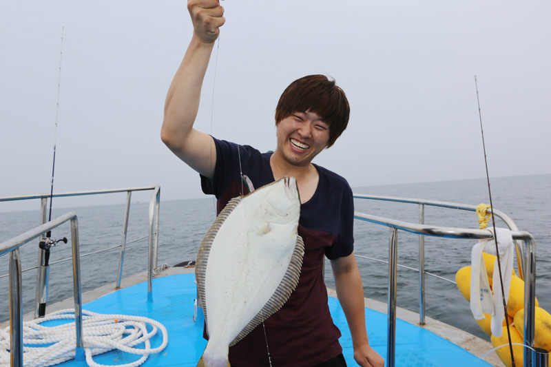 와우!!  광어가 허리에 낑겨 떨어지지도 않고 올라오다니 당신을 최고의 광어다운샷의 고수로 모십니다...^^